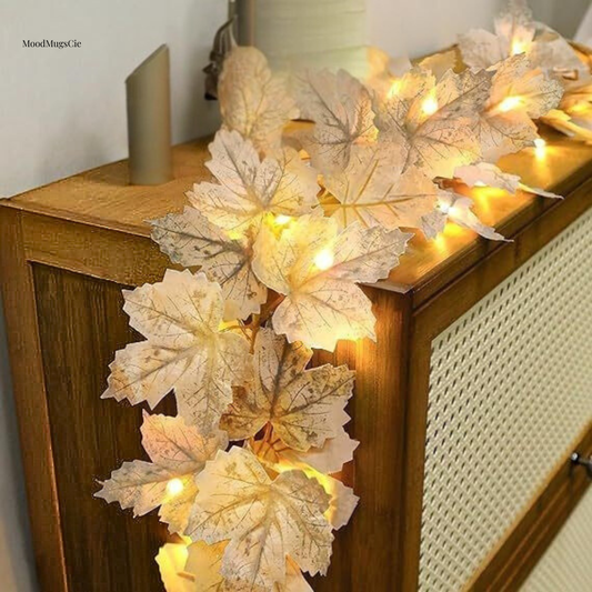 Guirlande lumineuse automnale – Décoration murale en érable & rotin avec lumière chaude | Ambiance cosy pour la maison & fêtes d’automne | MoodMugsCie Handmade